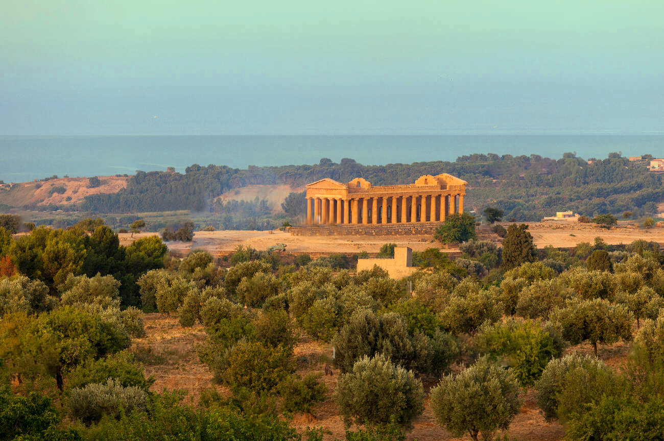 Il tempio della concordia incorniciato da uliveti e mare